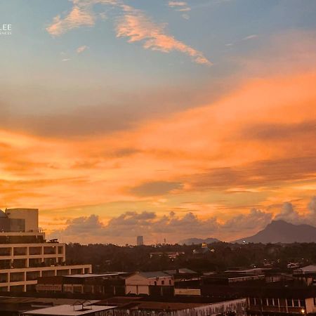 Hock Lee Hotel & Residences Kuching Exteriör bild