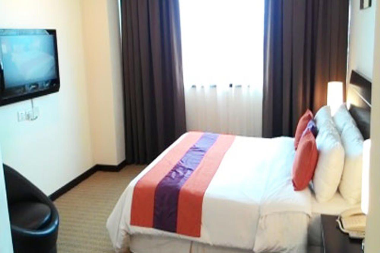 Hock Lee Hotel & Residences Kuching Exteriör bild